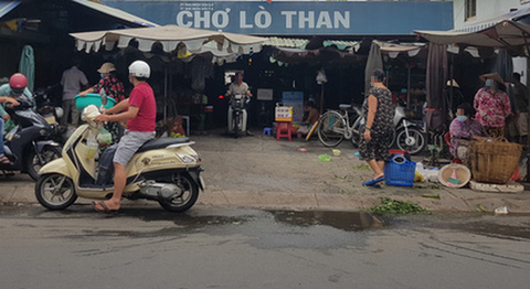 Khỉ đuôi dài quậy xám hồn khu dân cư quận 8, bốc hủ tiếu, xé thịt gà, ăn cắp trứng... - Ảnh 3. Khỉ đuôi dài quậy xám hồn khu dân cư quận 8, bốc hủ tiếu, xé thịt gà, ăn cắp trứng... - Ảnh 3.