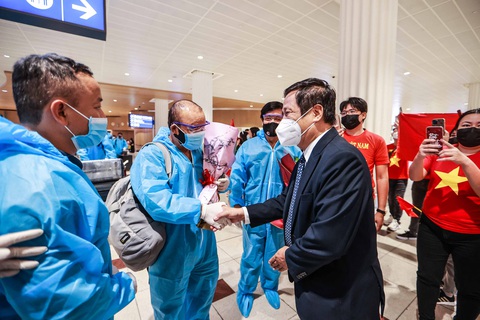 Kiều bào chào đón đội tuyển Việt Nam tại sân bay Dubai - Ảnh 8. Kiều bào chào đón đội tuyển Việt Nam tại sân bay Dubai - Ảnh 8.