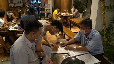 Nhiều quán nhậu TP.HCM đông khách bị lập biên bản, sẽ phạt nặng - Ảnh 1. Nhiều quán nhậu TP.HCM đông khách bị lập biên bản, sẽ phạt nặng - Ảnh 1.