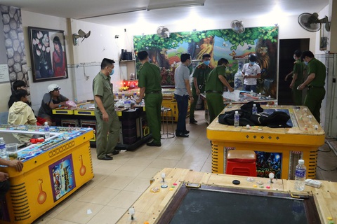 Bất chấp ‘lệnh cấm’, tiệm game bắn cá đón hàng chục khách đến chơi - Ảnh 1. Bất chấp ‘lệnh cấm’, tiệm game bắn cá đón hàng chục khách đến chơi - Ảnh 1.