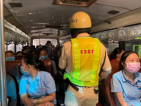 TP.HCM xử phạt hàng chục xe khách không tuân thủ phòng dịch COVID-19 - Ảnh 1. TP.HCM xử phạt hàng chục xe khách không tuân thủ phòng dịch COVID-19 - Ảnh 1.