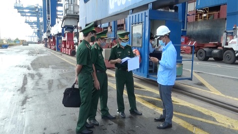 Vận động người dân ký cam kết không lén lút tiếp xúc thủy thủ, tiếp tay nhập cảnh trái phép - Ảnh 2. Vận động người dân ký cam kết không lén lút tiếp xúc thủy thủ, tiếp tay nhập cảnh trái phép - Ảnh 2.