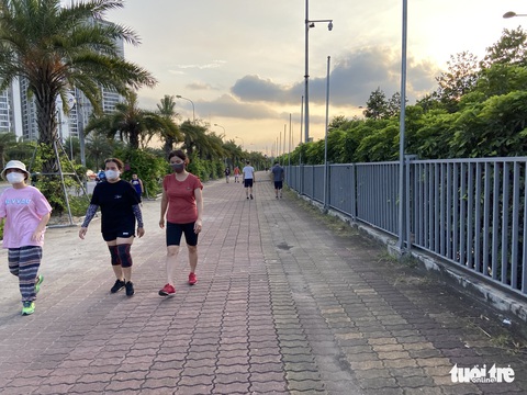 Cấm thể thao ngoài trời hơn 20 ngày trước, người dân vẫn ra công viên, vườn hoa - Ảnh 2. Cấm thể thao ngoài trời hơn 20 ngày trước, người dân vẫn ra công viên, vườn hoa - Ảnh 2.