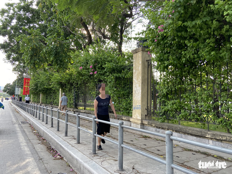 Cấm thể thao ngoài trời hơn 20 ngày trước, người dân vẫn ra công viên, vườn hoa - Ảnh 3. Cấm thể thao ngoài trời hơn 20 ngày trước, người dân vẫn ra công viên, vườn hoa - Ảnh 3.