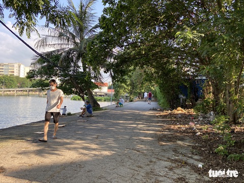 Cấm thể thao ngoài trời hơn 20 ngày trước, người dân vẫn ra công viên, vườn hoa - Ảnh 4. Cấm thể thao ngoài trời hơn 20 ngày trước, người dân vẫn ra công viên, vườn hoa - Ảnh 4.