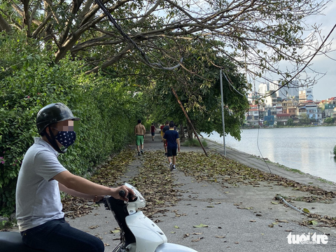 Cấm thể thao ngoài trời hơn 20 ngày trước, người dân vẫn ra công viên, vườn hoa - Ảnh 5. Cấm thể thao ngoài trời hơn 20 ngày trước, người dân vẫn ra công viên, vườn hoa - Ảnh 5.