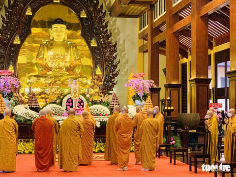Đại lễ Phật đản 2021 gửi đi thông điệp chung tay đẩy lùi COVID-19 - Ảnh 3. Đại lễ Phật đản 2021 gửi đi thông điệp chung tay đẩy lùi COVID-19 - Ảnh 3.