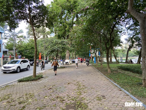 Cấm thể thao ngoài trời hơn 20 ngày trước, người dân vẫn ra công viên, vườn hoa - Ảnh 8. Cấm thể thao ngoài trời hơn 20 ngày trước, người dân vẫn ra công viên, vườn hoa - Ảnh 8.