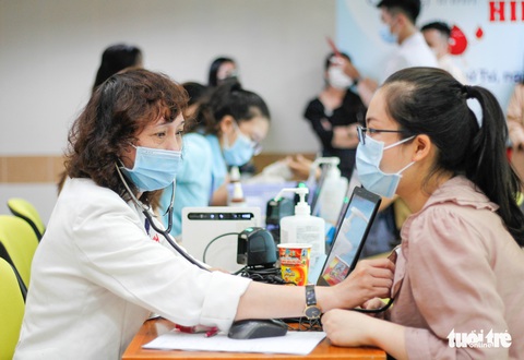 Y bác sĩ và người dân TP.HCM hiến máu cứu người trong mùa dịch - Ảnh 2. Y bác sĩ và người dân TP.HCM hiến máu cứu người trong mùa dịch - Ảnh 2.