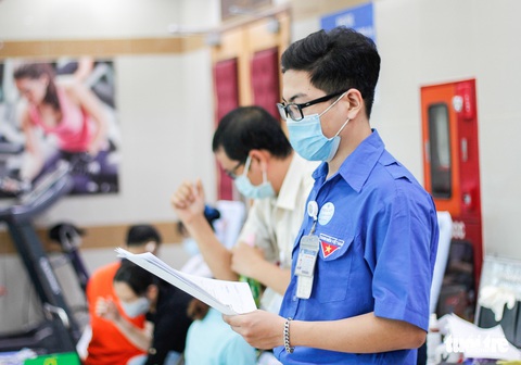 Y bác sĩ và người dân TP.HCM hiến máu cứu người trong mùa dịch - Ảnh 6. Y bác sĩ và người dân TP.HCM hiến máu cứu người trong mùa dịch - Ảnh 6.