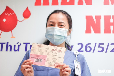 Y bác sĩ và người dân TP.HCM hiến máu cứu người trong mùa dịch - Ảnh 7. Y bác sĩ và người dân TP.HCM hiến máu cứu người trong mùa dịch - Ảnh 7.