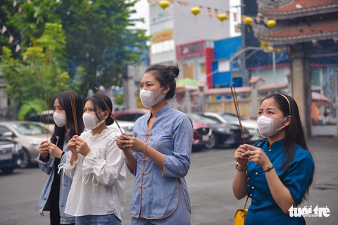Những hình ảnh trong Đại lễ Phật đản, người dân cầu cho dịch COVID-19 qua mau - Ảnh 5. Những hình ảnh trong Đại lễ Phật đản, người dân cầu cho dịch COVID-19 qua mau - Ảnh 5.