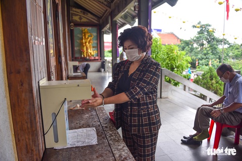 Những hình ảnh trong Đại lễ Phật đản, người dân cầu cho dịch COVID-19 qua mau - Ảnh 6. Những hình ảnh trong Đại lễ Phật đản, người dân cầu cho dịch COVID-19 qua mau - Ảnh 6.
