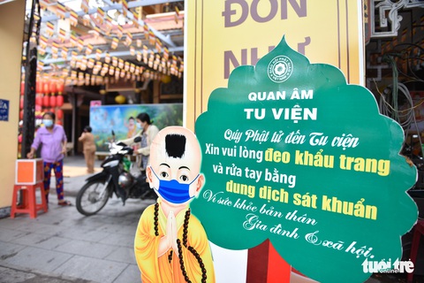 Những hình ảnh trong Đại lễ Phật đản, người dân cầu cho dịch COVID-19 qua mau - Ảnh 10. Những hình ảnh trong Đại lễ Phật đản, người dân cầu cho dịch COVID-19 qua mau - Ảnh 10.