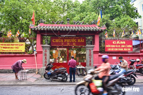 Những hình ảnh trong Đại lễ Phật đản, người dân cầu cho dịch COVID-19 qua mau - Ảnh 2. Những hình ảnh trong Đại lễ Phật đản, người dân cầu cho dịch COVID-19 qua mau - Ảnh 2.