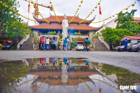 Những hình ảnh trong Đại lễ Phật đản, người dân cầu cho dịch COVID-19 qua mau - Ảnh 4. Những hình ảnh trong Đại lễ Phật đản, người dân cầu cho dịch COVID-19 qua mau - Ảnh 4.