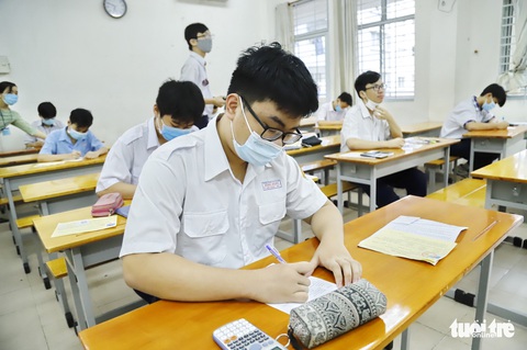 Sáng nay 26-5, hơn 2.600 thí sinh thi vào lớp 10 Trường phổ thông Năng khiếu - Ảnh 6. Sáng nay 26-5, hơn 2.600 thí sinh thi vào lớp 10 Trường phổ thông Năng khiếu - Ảnh 6.