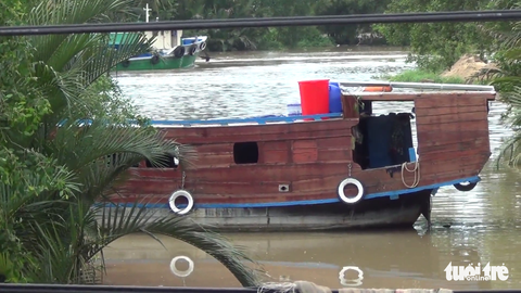 Trinh sát hình sự ập vào tàu du lịch trên sông, bắt quả tang các quý bà miền Tây đánh bài - Ảnh 2. Trinh sát hình sự ập vào tàu du lịch trên sông, bắt quả tang các quý bà miền Tây đánh bài - Ảnh 2.