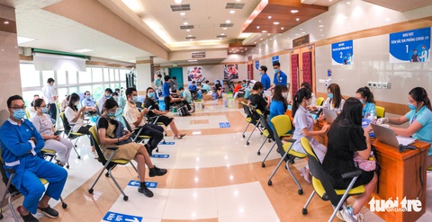 Y bác sĩ và người dân TP.HCM hiến máu cứu người trong mùa dịch - Ảnh 3. Y bác sĩ và người dân TP.HCM hiến máu cứu người trong mùa dịch - Ảnh 3.