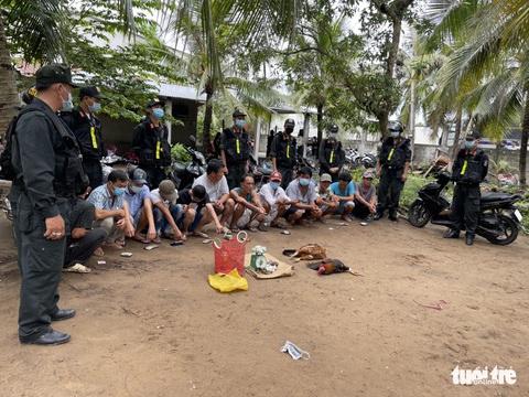 Trinh sát hình sự ập vào tàu du lịch trên sông, bắt quả tang các quý bà miền Tây đánh bài - Ảnh 4. Trinh sát hình sự ập vào tàu du lịch trên sông, bắt quả tang các quý bà miền Tây đánh bài - Ảnh 4.