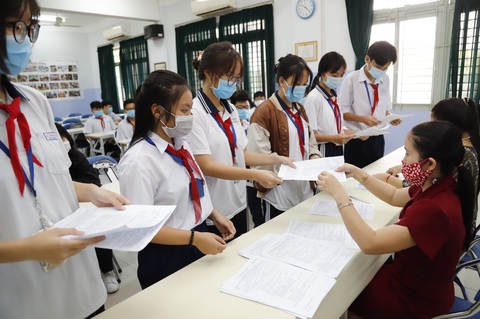 Thi vào lớp 10 tại TP.HCM: Thí sinh có dấu hiệu sốt sẽ thi phòng riêng - Ảnh 1. Thi vào lớp 10 tại TP.HCM: Thí sinh có dấu hiệu sốt sẽ thi phòng riêng - Ảnh 1.