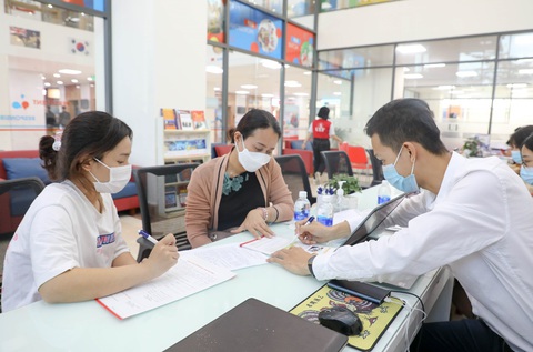 Vừa thi xong học kỳ, nhiều học sinh tranh thủ đăng ký xét tuyển học bạ - Ảnh 1. Vừa thi xong học kỳ, nhiều học sinh tranh thủ đăng ký xét tuyển học bạ - Ảnh 1.