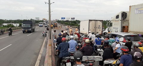 Tai nạn liên hoàn trên cầu, kẹt xe kéo dài từ Vĩnh Long qua Cần Thơ - Ảnh 1. Tai nạn liên hoàn trên cầu, kẹt xe kéo dài từ Vĩnh Long qua Cần Thơ - Ảnh 1.