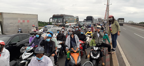 Tai nạn liên hoàn trên cầu, kẹt xe kéo dài từ Vĩnh Long qua Cần Thơ - Ảnh 8. Tai nạn liên hoàn trên cầu, kẹt xe kéo dài từ Vĩnh Long qua Cần Thơ - Ảnh 8.