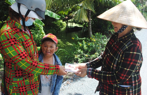 Thương con ai kể tháng ngày - Kỳ cuối: Mẹ bán vé số mong chữa bệnh cho con - Ảnh 3. Thương con ai kể tháng ngày - Kỳ cuối: Mẹ bán vé số mong chữa bệnh cho con - Ảnh 3.