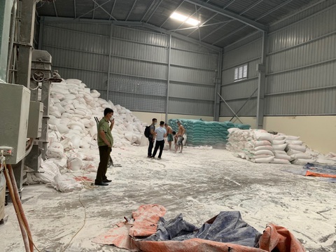 Hơn 1.000 bao bột sắn Made in Laos được phù phép sang nhãn hiệu Việt Nam - Ảnh 1. Hơn 1.000 bao bột sắn Made in Laos được phù phép sang nhãn hiệu Việt Nam - Ảnh 1.