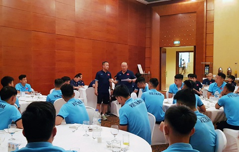 Lo ngại nguy cơ nhiễm COVID-19, tuyển thủ Việt Nam từ chối chụp ảnh chung với khách nước ngoài - Ảnh 2. Lo ngại nguy cơ nhiễm COVID-19, tuyển thủ Việt Nam từ chối chụp ảnh chung với khách nước ngoài - Ảnh 2.