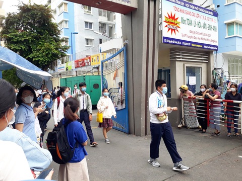Đề thi văn Phổ thông năng khiếu: 200 năm nữa, chỉ còn 5 cuốn sách thời nay ‘sống sót’ - Ảnh 1. Đề thi văn Phổ thông năng khiếu: 200 năm nữa, chỉ còn 5 cuốn sách thời nay ‘sống sót’ - Ảnh 1.
