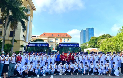 100 giảng viên, sinh viên trường y lên đường chi viện Bắc Giang, Bắc Ninh dập dịch - Ảnh 1. 100 giảng viên, sinh viên trường y lên đường chi viện Bắc Giang, Bắc Ninh dập dịch - Ảnh 1.