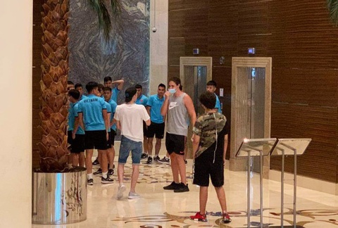 Lo ngại nguy cơ nhiễm COVID-19, tuyển thủ Việt Nam từ chối chụp ảnh chung với khách nước ngoài - Ảnh 3. Lo ngại nguy cơ nhiễm COVID-19, tuyển thủ Việt Nam từ chối chụp ảnh chung với khách nước ngoài - Ảnh 3.