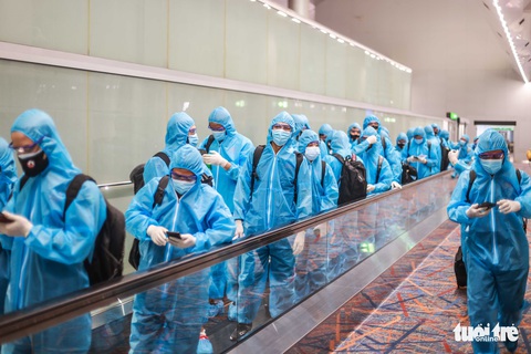 Kiều bào chào đón đội tuyển Việt Nam tại sân bay Dubai - Ảnh 2. Kiều bào chào đón đội tuyển Việt Nam tại sân bay Dubai - Ảnh 2.