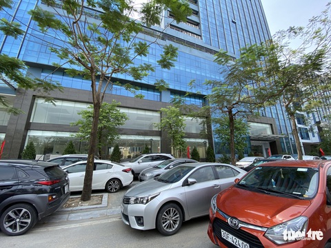 Hai sở rút khỏi liên cơ ngàn tỉ: Người làm thủ tục bức xúc, dân sống cạnh kêu trời vì ôtô - Ảnh 2. Hai sở rút khỏi liên cơ ngàn tỉ: Người làm thủ tục bức xúc, dân sống cạnh kêu trời vì ôtô - Ảnh 2.