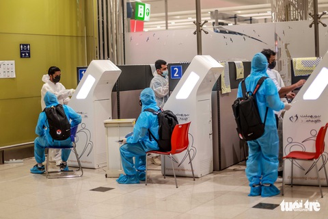 Kiều bào chào đón đội tuyển Việt Nam tại sân bay Dubai - Ảnh 3. Kiều bào chào đón đội tuyển Việt Nam tại sân bay Dubai - Ảnh 3.