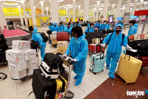 Kiều bào chào đón đội tuyển Việt Nam tại sân bay Dubai - Ảnh 7. Kiều bào chào đón đội tuyển Việt Nam tại sân bay Dubai - Ảnh 7.