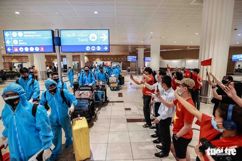 Kiều bào chào đón đội tuyển Việt Nam tại sân bay Dubai - Ảnh 9. Kiều bào chào đón đội tuyển Việt Nam tại sân bay Dubai - Ảnh 9.