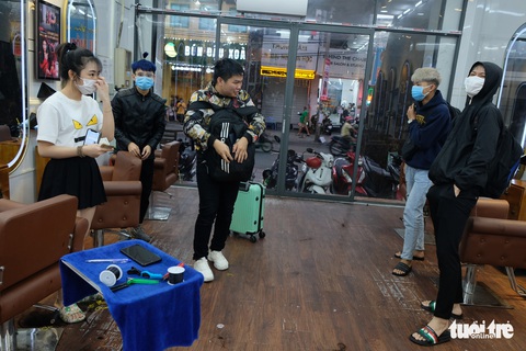 Hàng quán ở Sài Gòn phục vụ những vị khách cuối cùng rồi tạm đóng cửa phòng dịch - Ảnh 2. Hàng quán ở Sài Gòn phục vụ những vị khách cuối cùng rồi tạm đóng cửa phòng dịch - Ảnh 2.