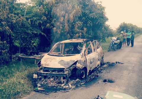 Điều tra vụ taxi 4 chỗ bị thiêu rụi trên đường, vị trí ghế tài xế có 1 người chết - Ảnh 1. Điều tra vụ taxi 4 chỗ bị thiêu rụi trên đường, vị trí ghế tài xế có 1 người chết - Ảnh 1.