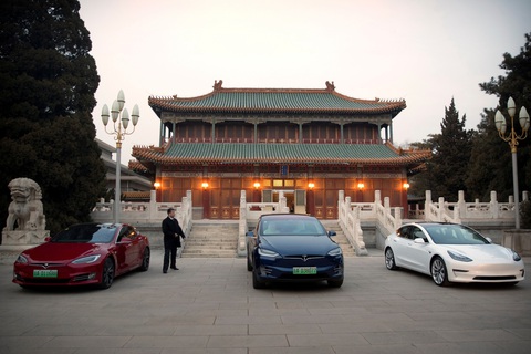 Tesla chịu phép trước Trung Quốc - Ảnh 1. Tesla chịu phép trước Trung Quốc - Ảnh 1.