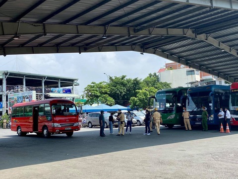 TP.HCM: Hàng quán không phục vụ tại chỗ, xem xét tạm dừng vận tải hành khách đường bộ - Ảnh 1. TP.HCM: Hàng quán không phục vụ tại chỗ, xem xét tạm dừng vận tải hành khách đường bộ - Ảnh 1.