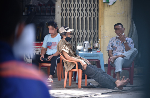 Ngừng hàng quán bán tại chỗ, cắt tóc: Vẫn còn nhiều chỗ vô tư đi - Ảnh 7. Ngừng hàng quán bán tại chỗ, cắt tóc: Vẫn còn nhiều chỗ vô tư đi - Ảnh 7.