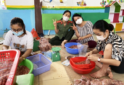 Cựu học sinh Bắc Giang ủng hộ tuyến đầu chống dịch COVID-19 hơn 2 tỉ đồng - Ảnh 2. Cựu học sinh Bắc Giang ủng hộ tuyến đầu chống dịch COVID-19 hơn 2 tỉ đồng - Ảnh 2.