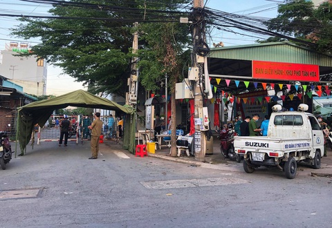 Bình Dương phong tỏa một phần khu phố vì có người nghi nhiễm COVID-19 - Ảnh 2. Bình Dương phong tỏa một phần khu phố vì có người nghi nhiễm COVID-19 - Ảnh 2.