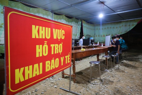 Trắng đêm ở chốt kiểm dịch cửa ngõ phía bắc Thừa Thiên Huế - Ảnh 1. Trắng đêm ở chốt kiểm dịch cửa ngõ phía bắc Thừa Thiên Huế - Ảnh 1.