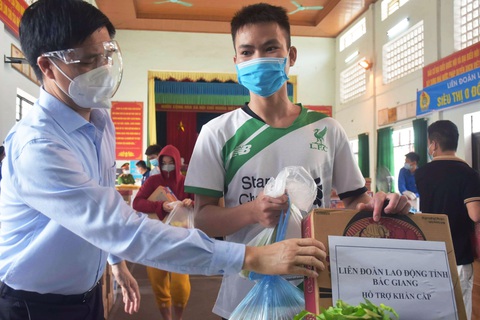 67.000 công nhân ở Bắc Giang đang cần được hỗ trợ tiếp tục - Ảnh 2. 67.000 công nhân ở Bắc Giang đang cần được hỗ trợ tiếp tục - Ảnh 2.