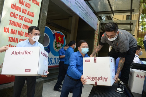 10 chuyến xe san sẻ yêu thương đến với lực lượng tuyến đầu, bà con vùng dịch - Ảnh 1. 10 chuyến xe san sẻ yêu thương đến với lực lượng tuyến đầu, bà con vùng dịch - Ảnh 1.