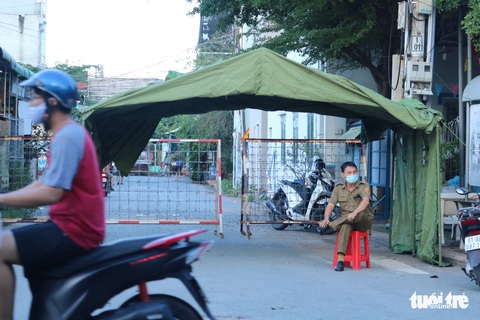 Bình Dương phong tỏa một phần khu phố vì có người nghi nhiễm COVID-19 - Ảnh 1. Bình Dương phong tỏa một phần khu phố vì có người nghi nhiễm COVID-19 - Ảnh 1.